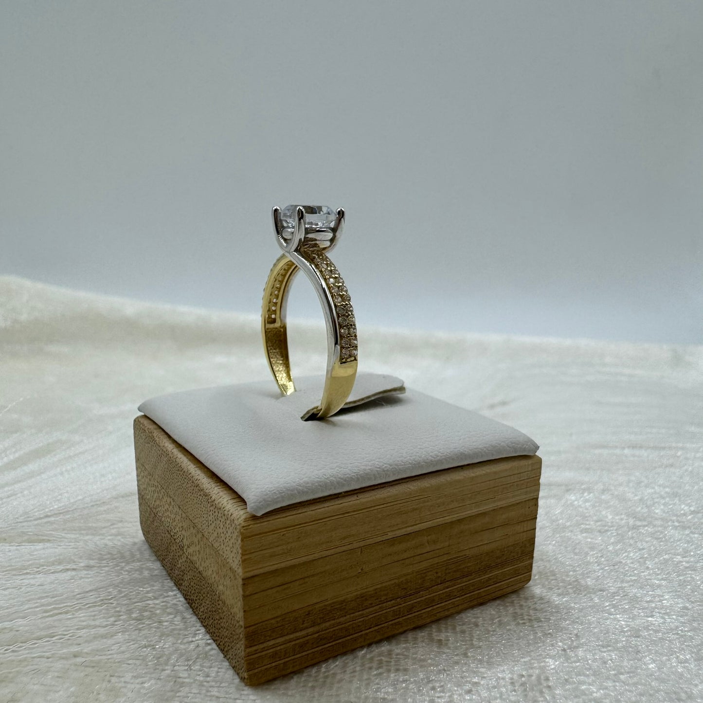 Anello solitario bicolor zirconi e oro