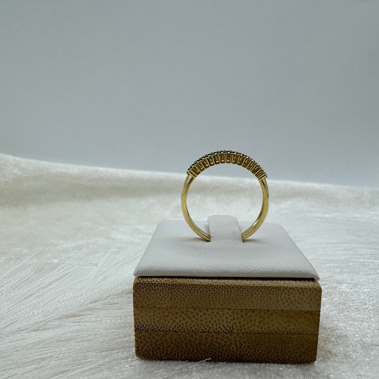 Anello fascia zirconata oro