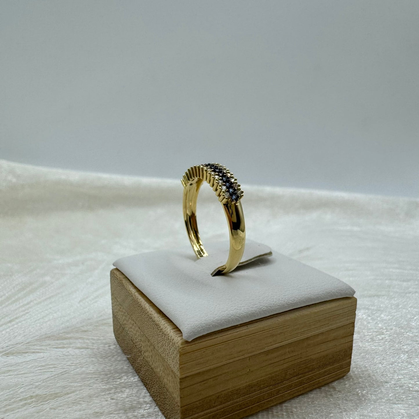 Anello fascia zirconata oro