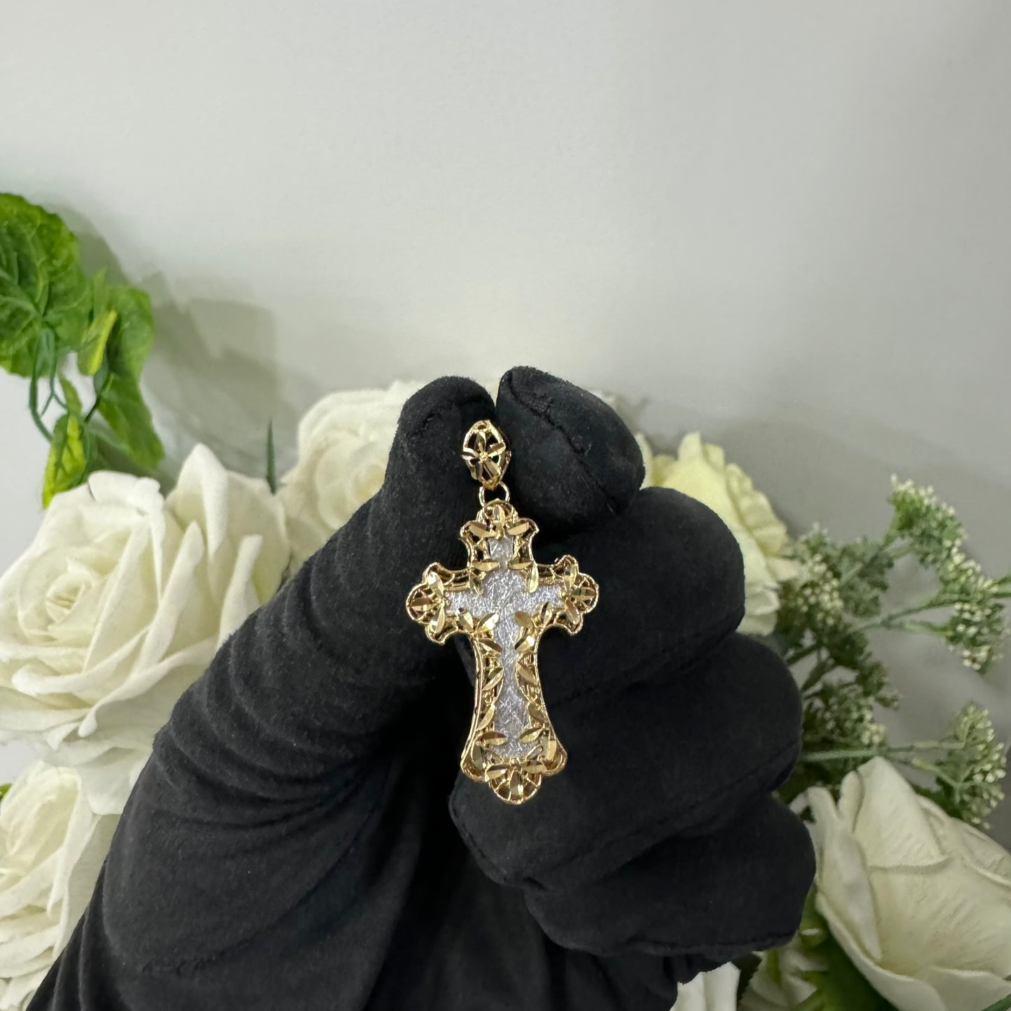 Pendente croce traforata a fiori duo oro