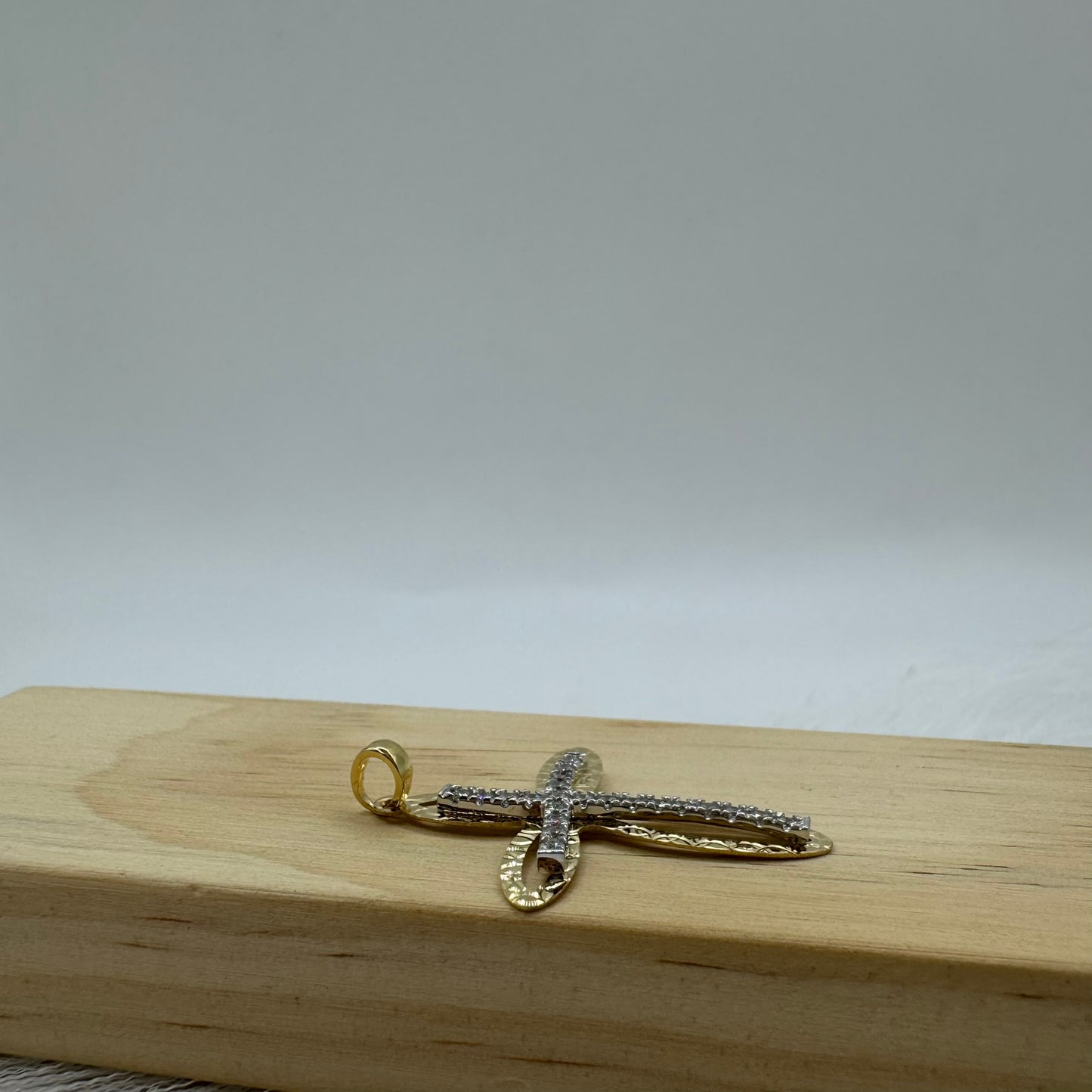 Pendente croce esile zirconi e oro