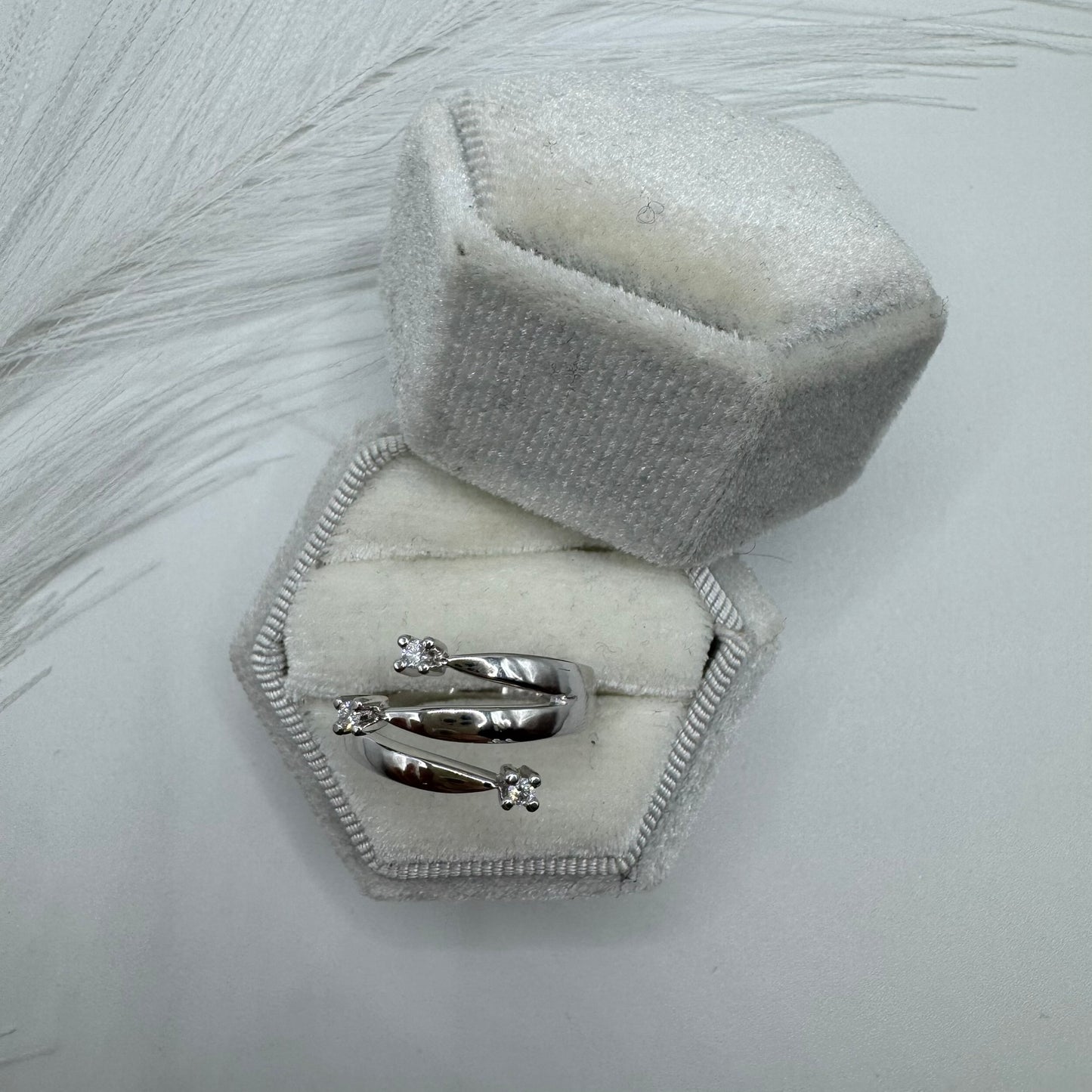 Anello trilogy verticale E-F/ IF-VVS oro e diamanti