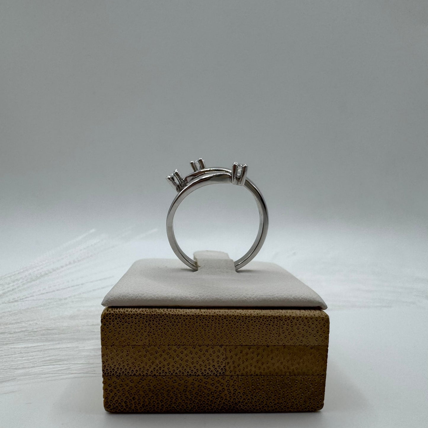 Anello trilogy verticale E-F/ IF-VVS oro e diamanti