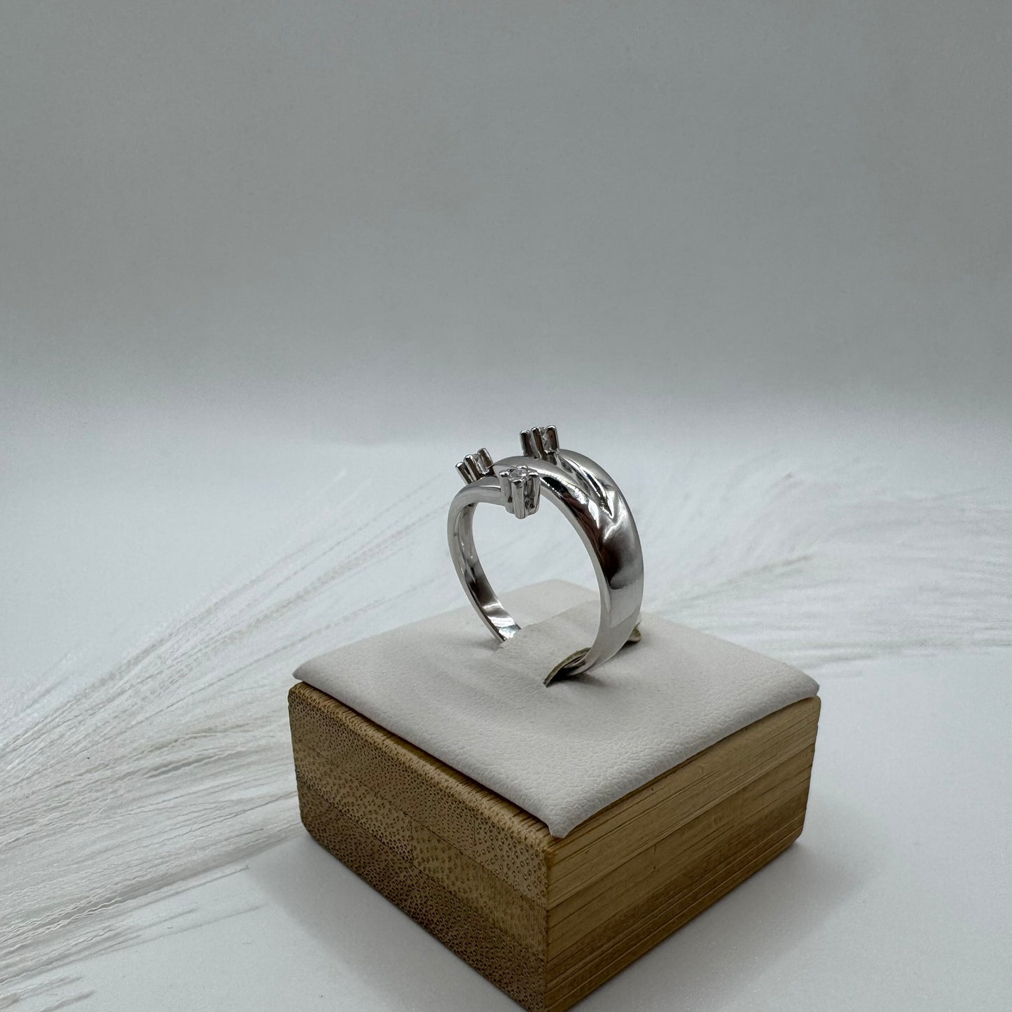 Anello trilogy verticale E-F/ IF-VVS oro e diamanti