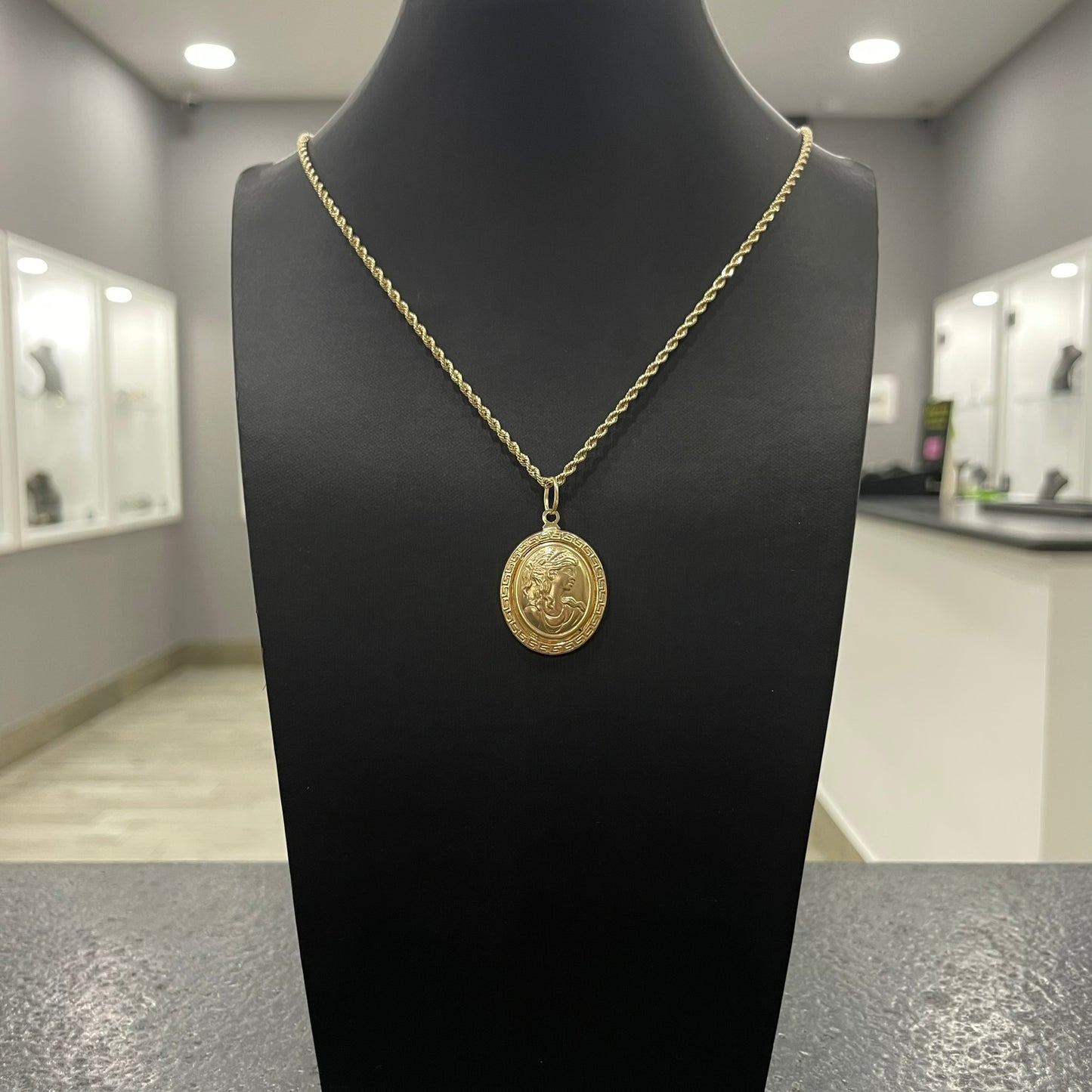 Collana fune con medaglia dea bombè oro