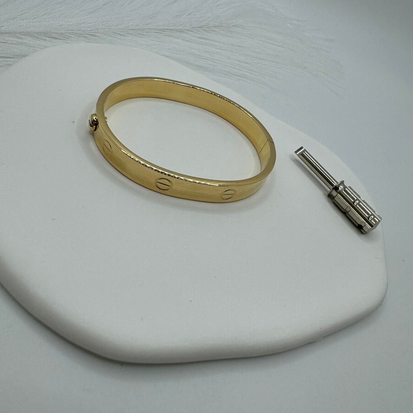 Bracciale rigido con chiodi oro
