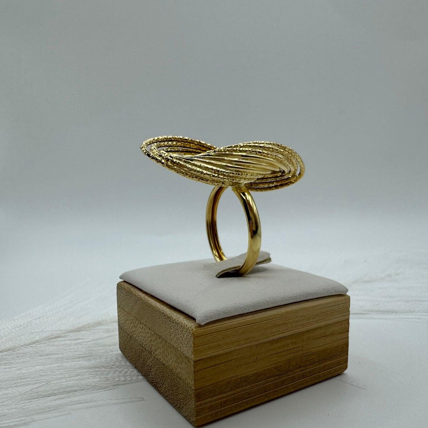 Anello nodo filamenti oro