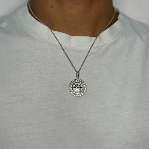 Collana fune con rosa di venti con zirconi oro
