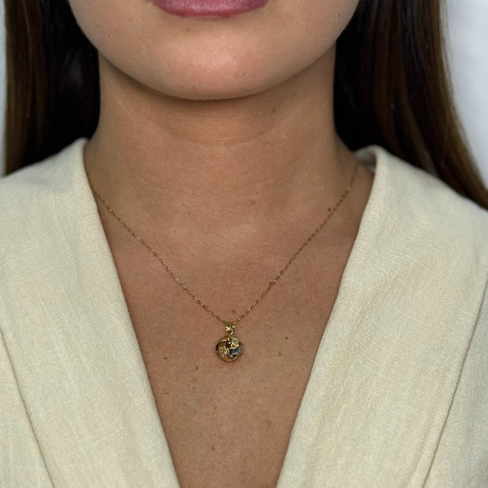 Collana con nodo multicolor con greca oro