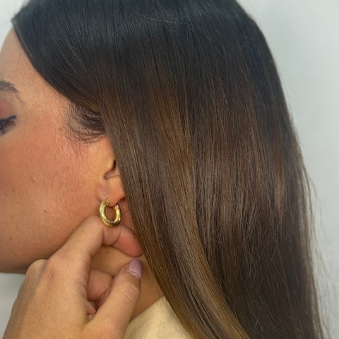 Orecchini cerchio tubolare martellato oro