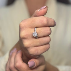 Anello solitario magic pavè E-F/ IF-VVS1 oro e diamanti