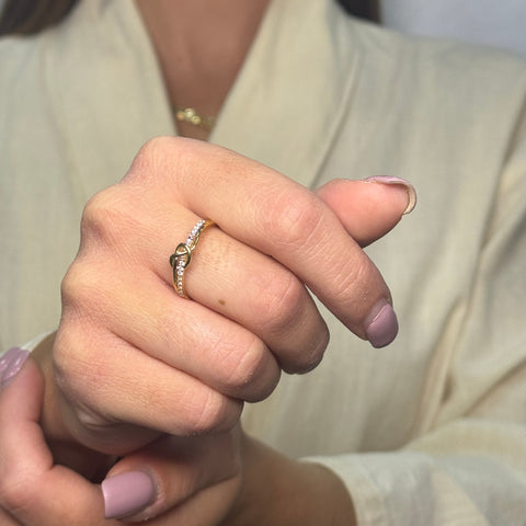 Anello nodo con zirconi oro