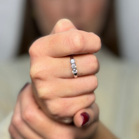 Anello trilogy con zirconi oro