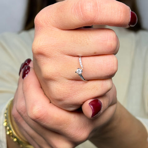 Anello solitario con laterali E-F/ IF-VVS oro e diamante