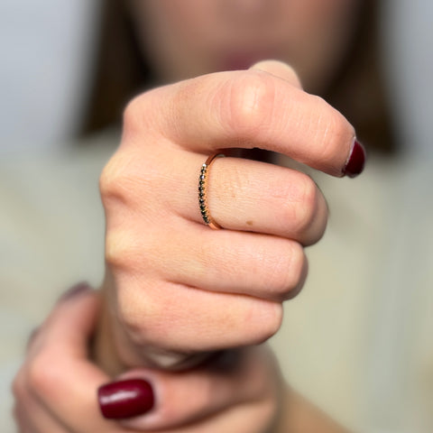 Anello semi veretta oro rosa e diamanti neri