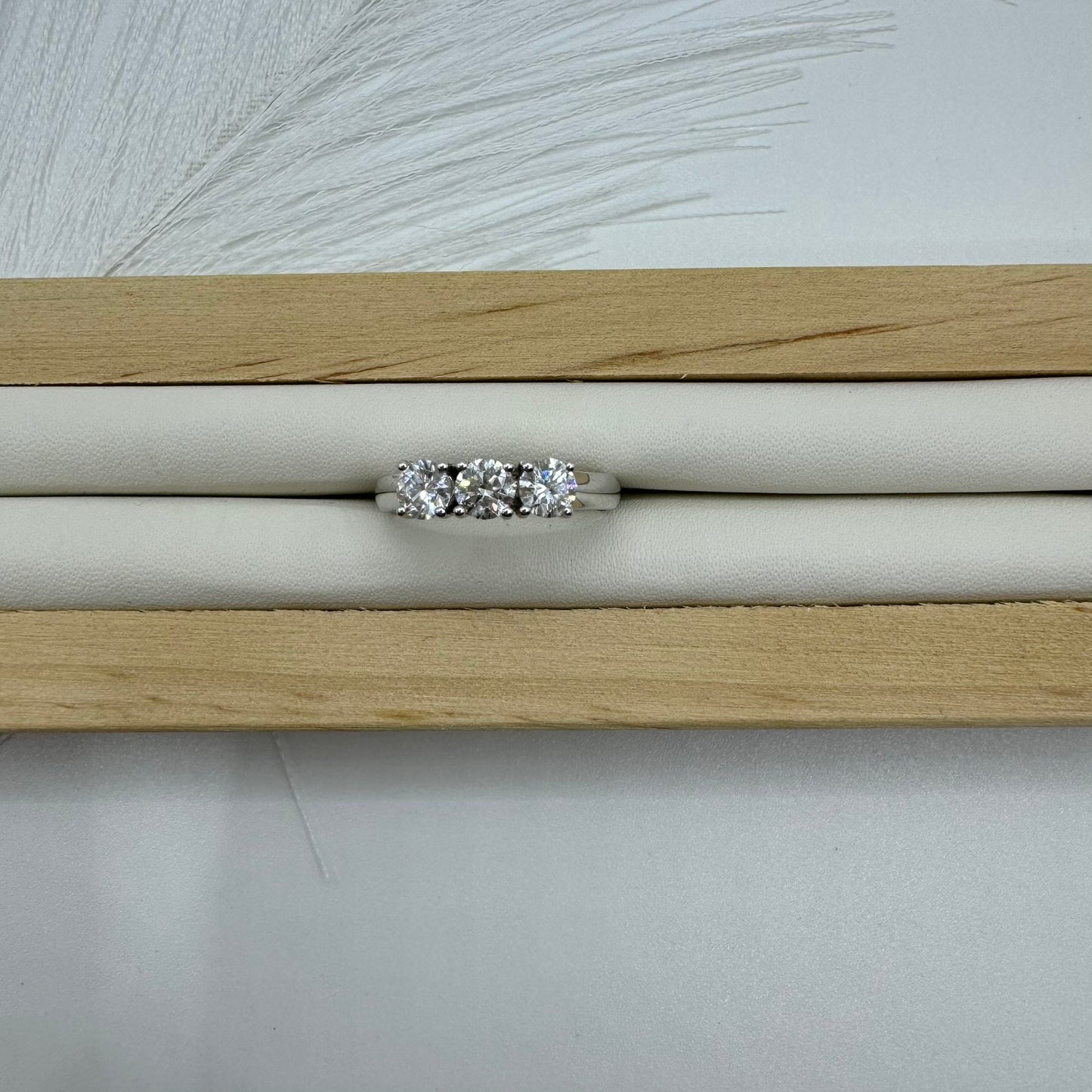Anello trilogy G-H/ VS oro e diamanti