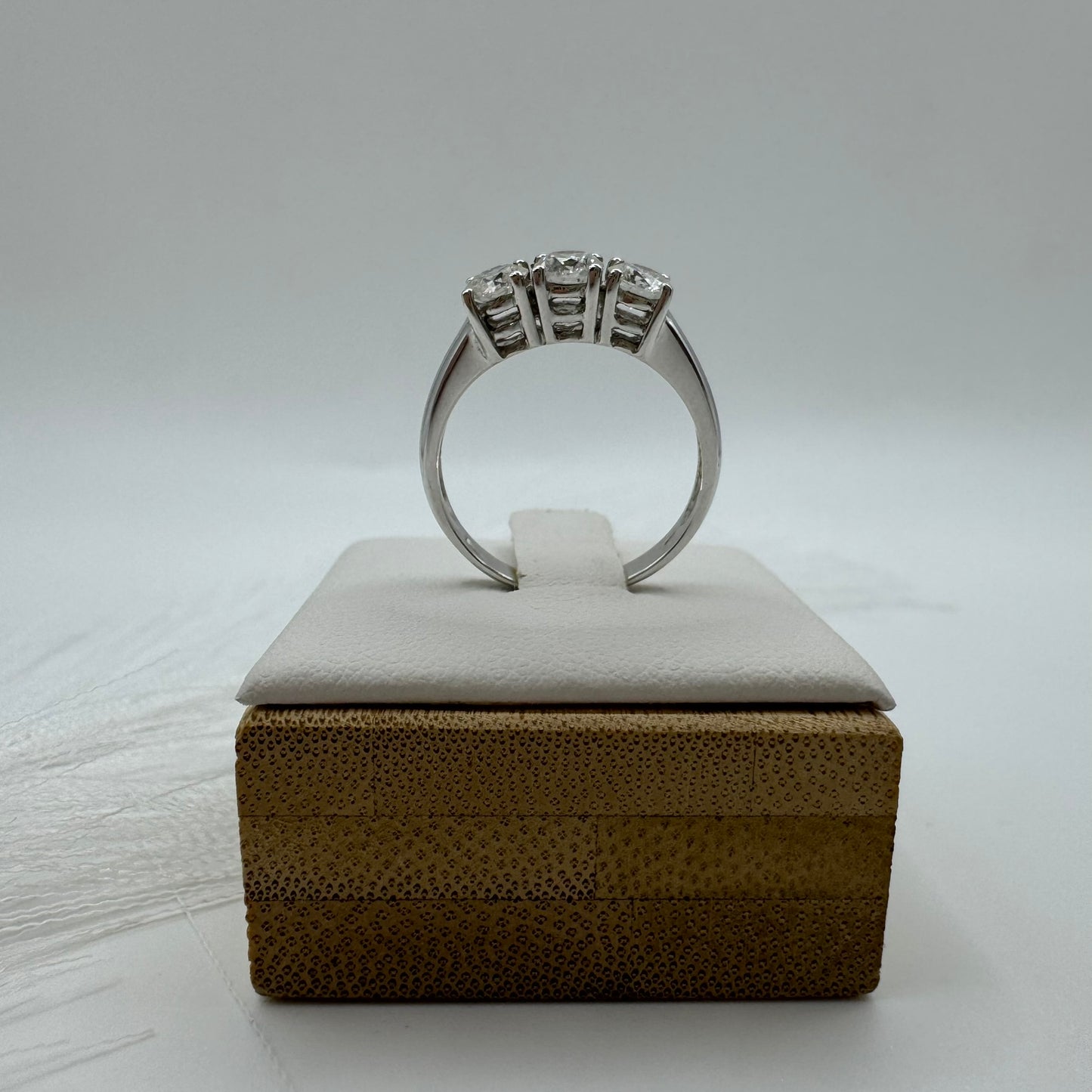 Anello trilogy G-H/ VS oro e diamanti