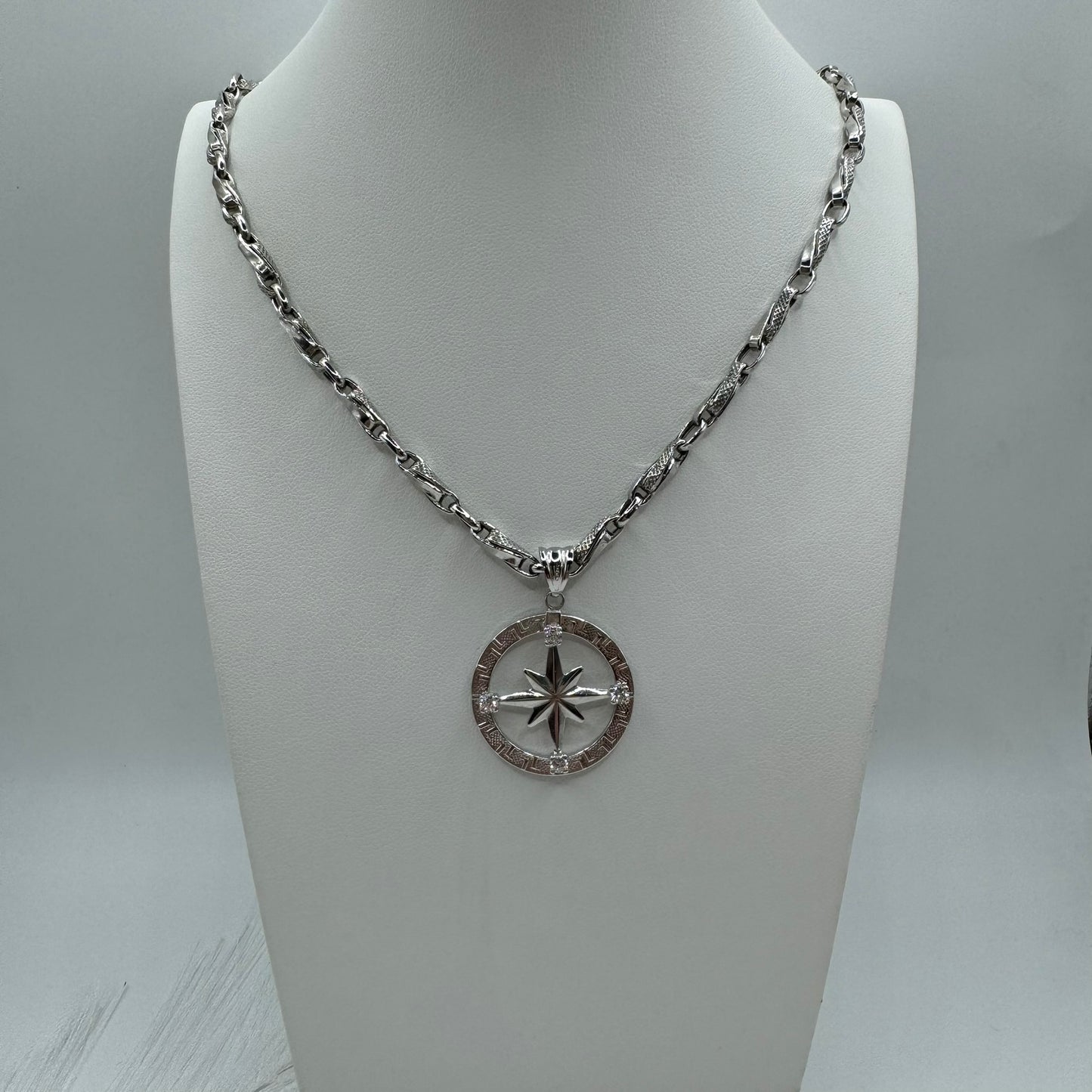 Collana rudy con rosa dei venti oro e zirconi