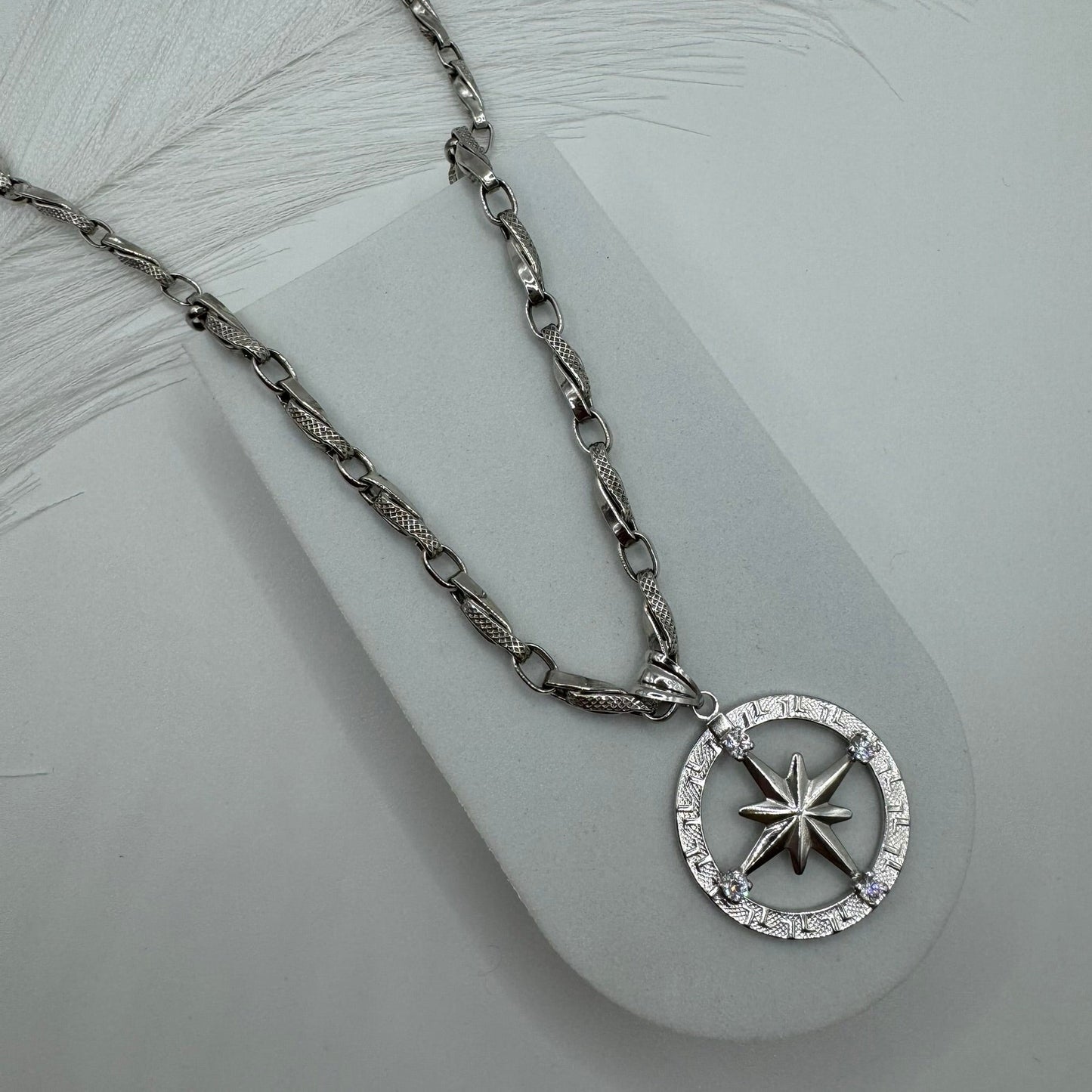Collana rudy con rosa dei venti oro e zirconi