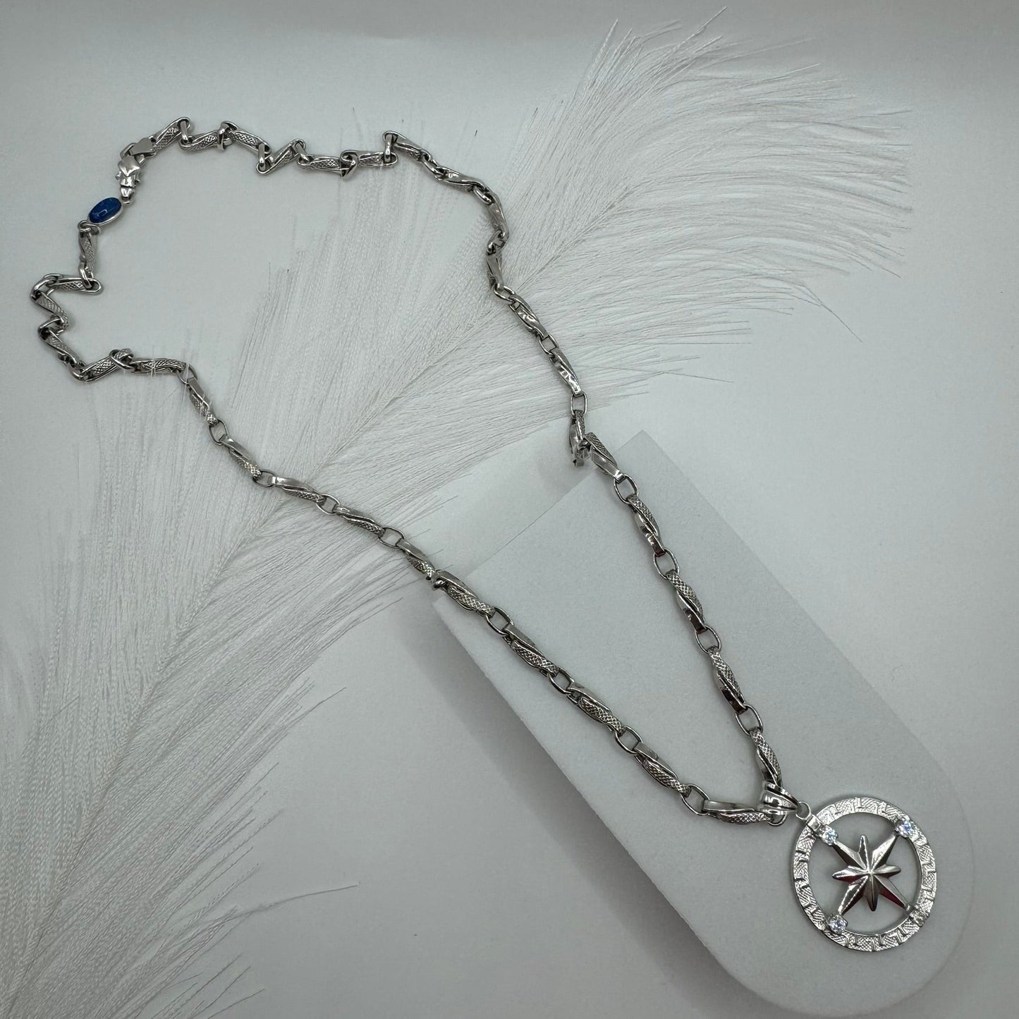 Collana rudy con rosa dei venti oro e zirconi