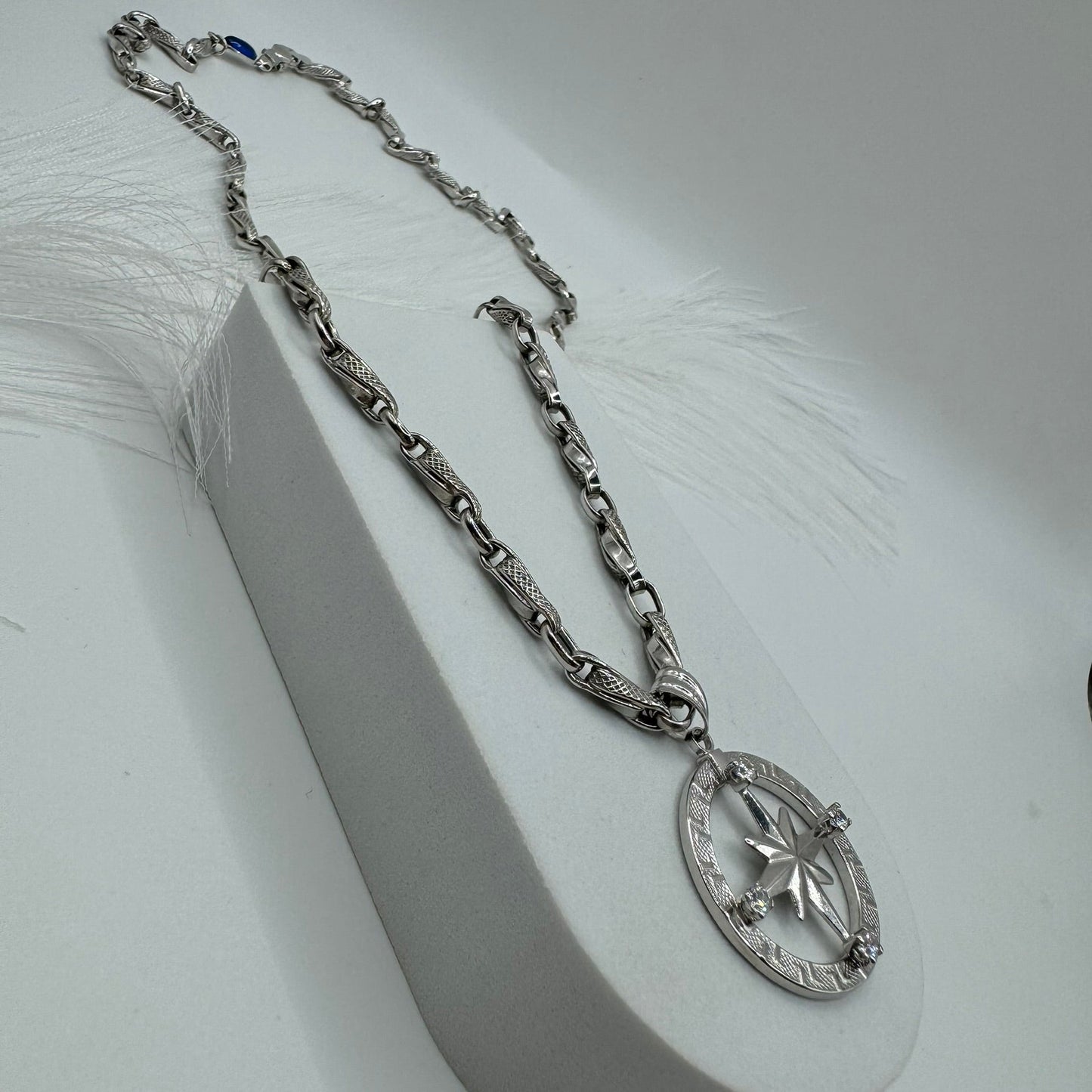 Collana rudy con rosa dei venti oro e zirconi