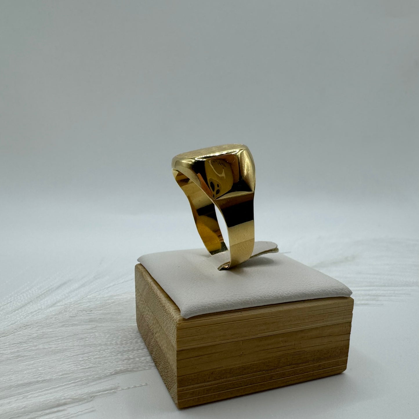 Anello scudo uomo oro
