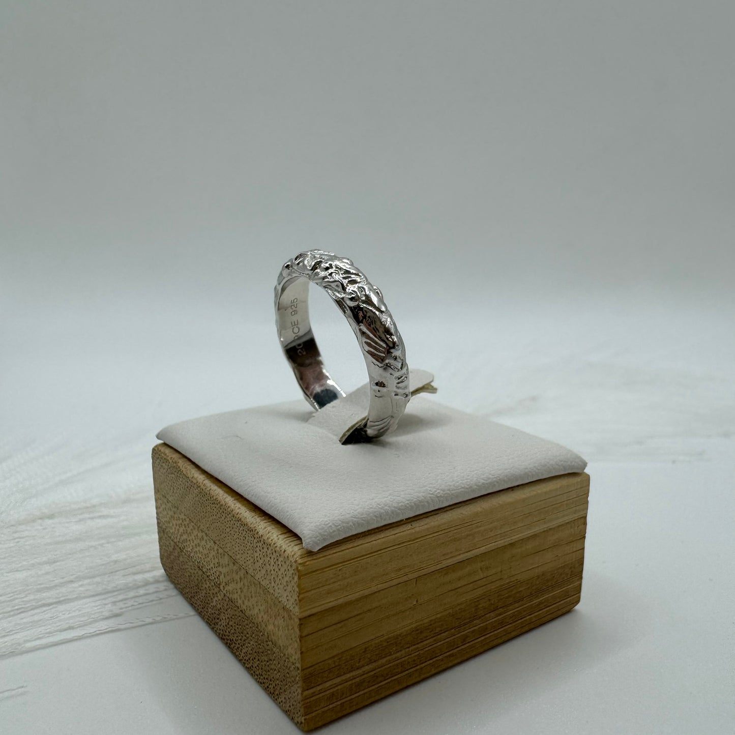 Anello fedina martellata argento 925