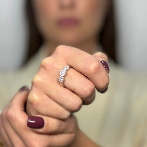 Anello trilogy fiore con zirconi oro