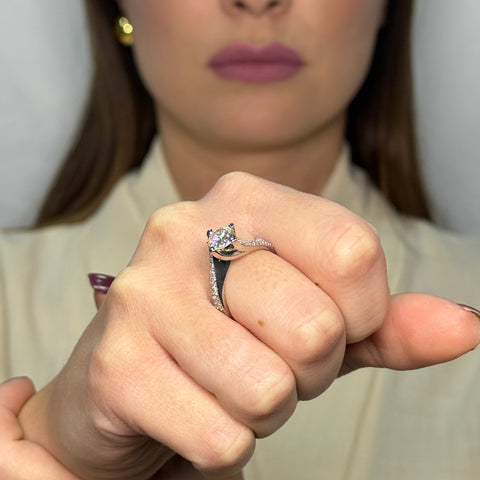 Anello solitario con laterali Diamanti oro