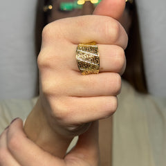 Anello scudo traforato greca con zirconi oro