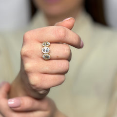 Anello Kate trilogy con zirconi oro