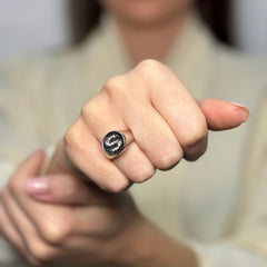 Anello scudo lettera con zirconi argento 925