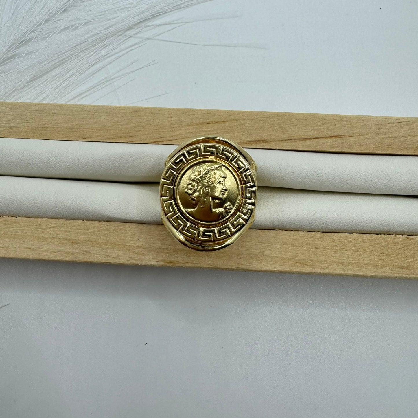 Anello scudo dea big oro