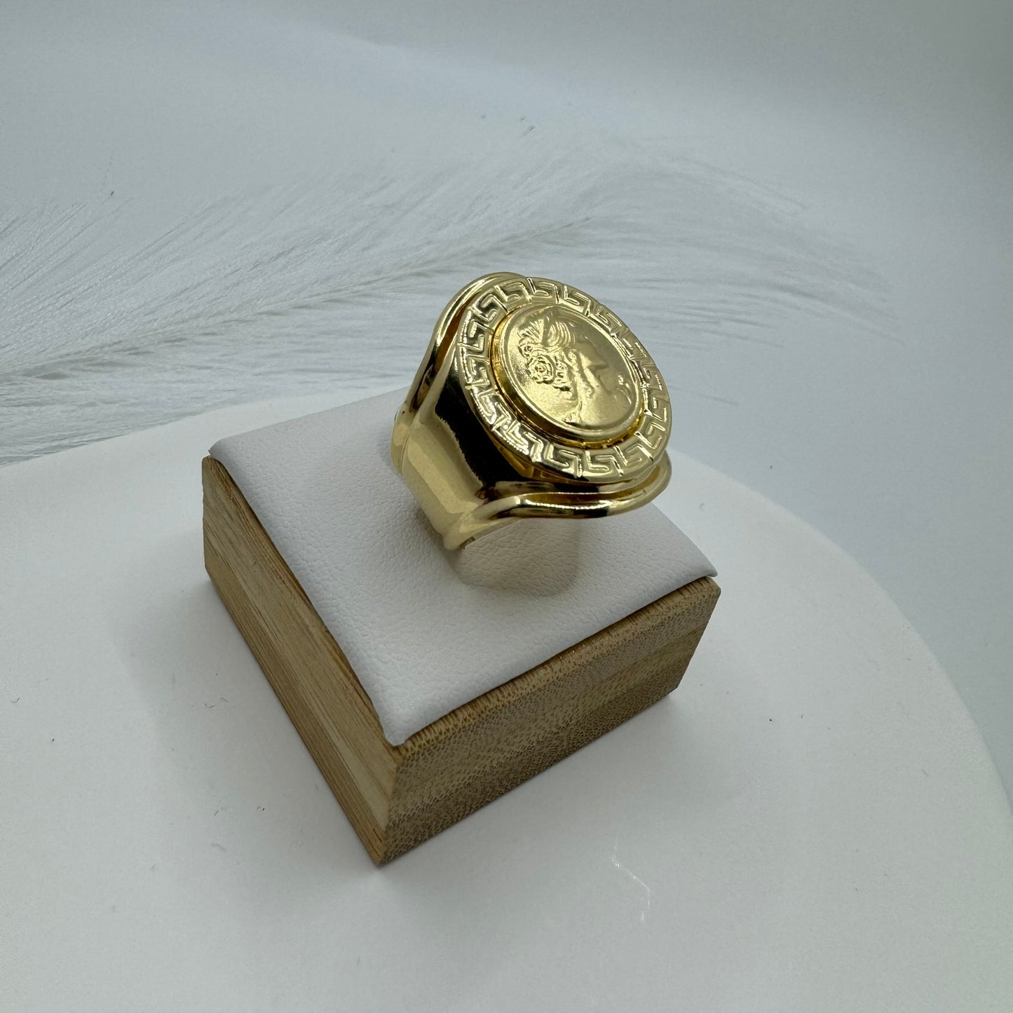 Anello scudo dea big oro
