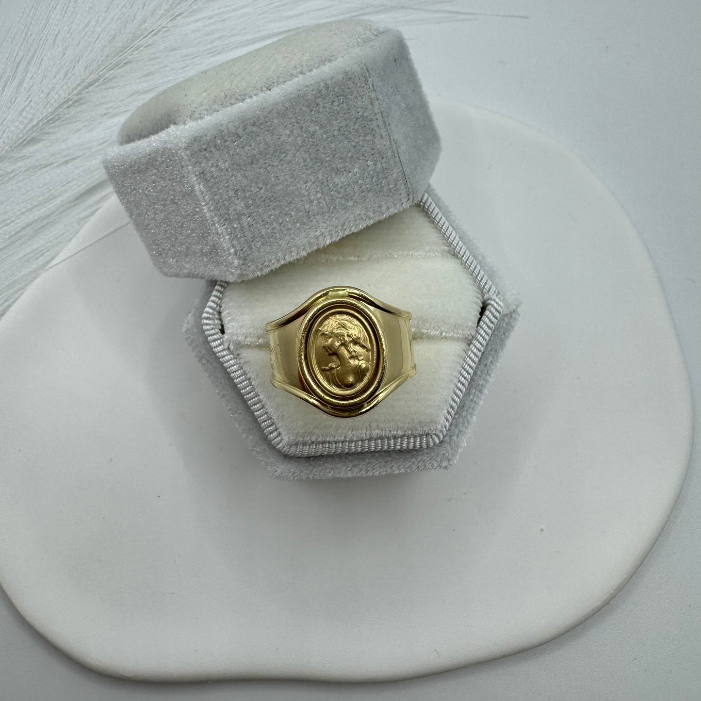 Anello scudo con dea oro