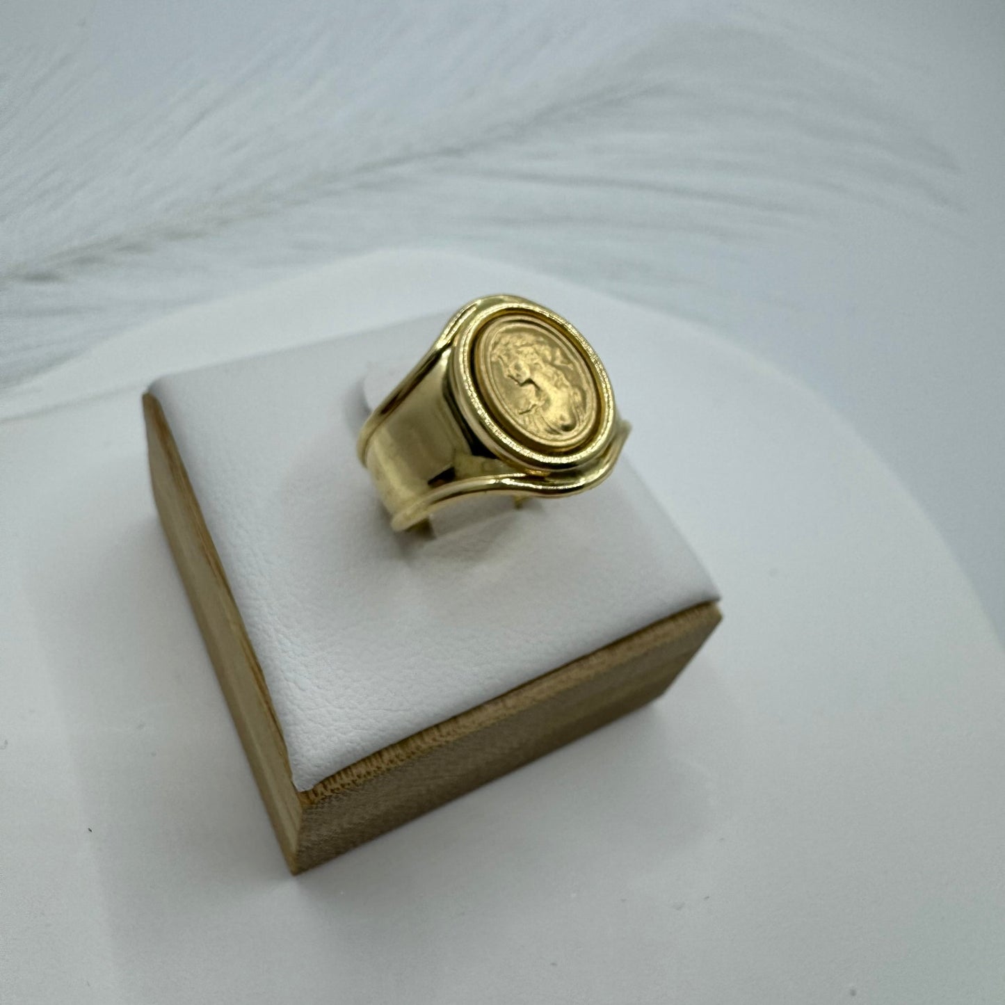 Anello scudo con dea oro