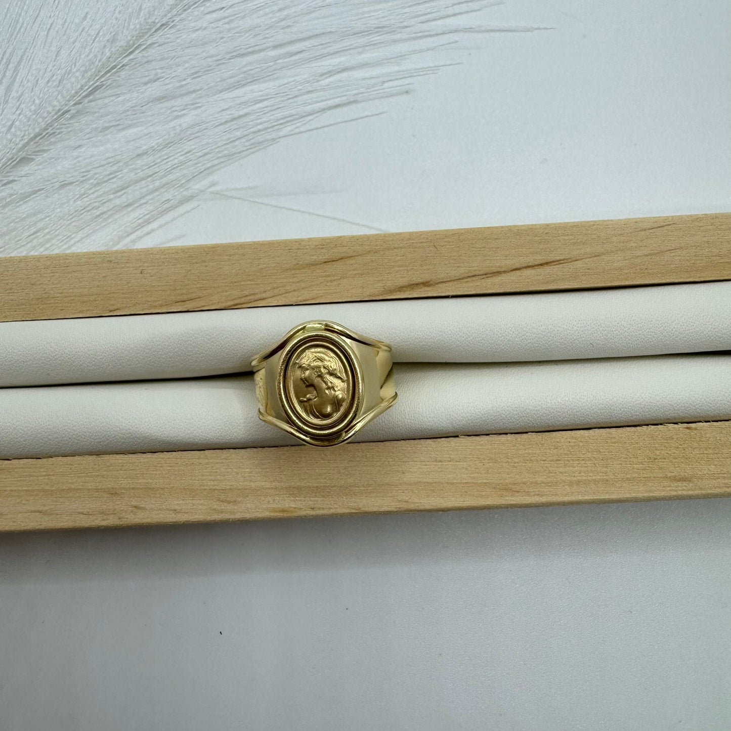 Anello scudo con dea oro