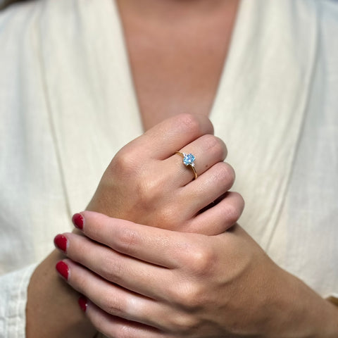 Anello solitario ovale con laterali oro