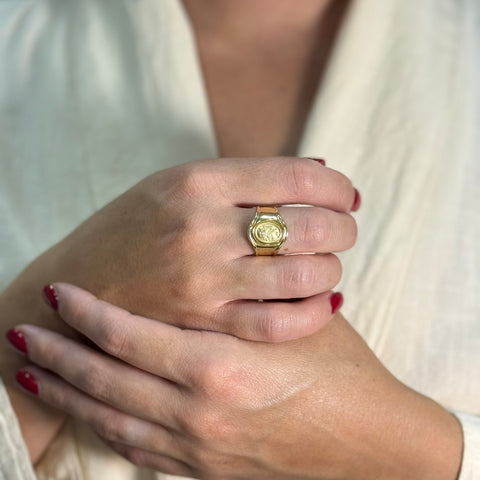 Anello scudo con dea oro