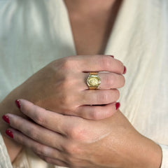 Anello scudo dea oro