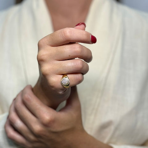 Anello scudo ovale oro e zirconi