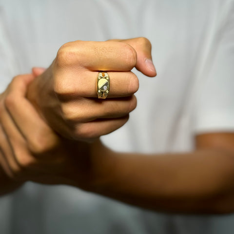 Anello scudo uomo con zirconi oro