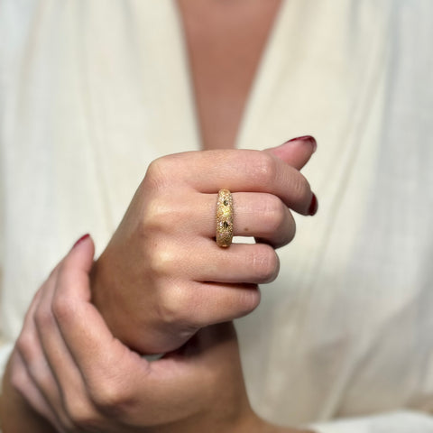 Anello fascia bombè satinato oro