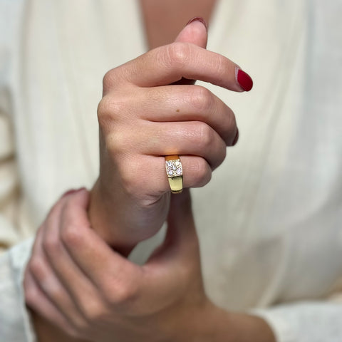 Anello scudo oro e diamanti G/VS