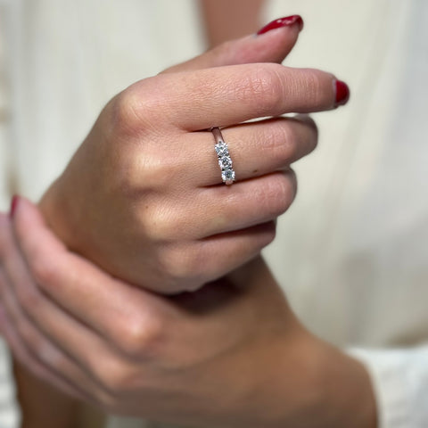 Anello trilogy G-H/ VS oro e diamanti