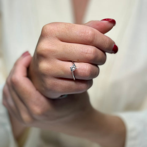 Anello solitario G-H/ VS oro e diamanti