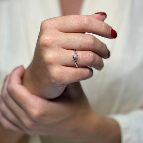 Anello solitario E-F / IF-VVS oro e diamante