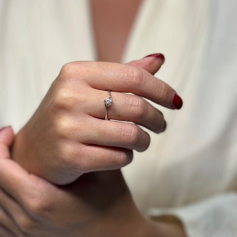 Anello solitario E-F/ IF-VVS oro e diamante