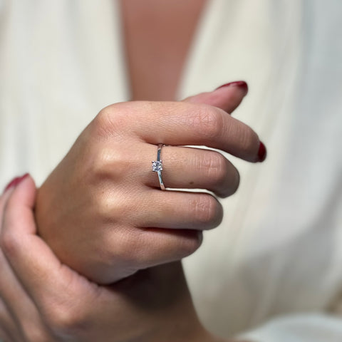 Anello solitario G-H/VS oro e diamante