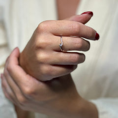 Anello solitario con laterali oro e diamanti